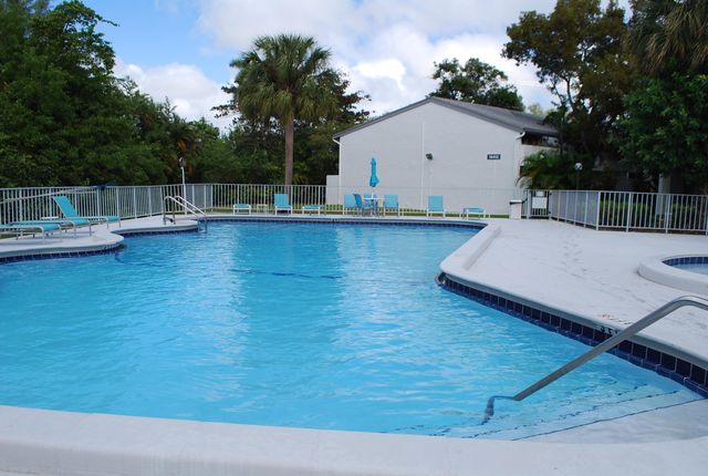 19232 NE 25th Avenue 221b, Miami, FL 33180