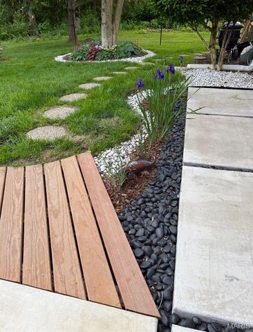 2402 Saint Giles Road, St Louis, MO 63122