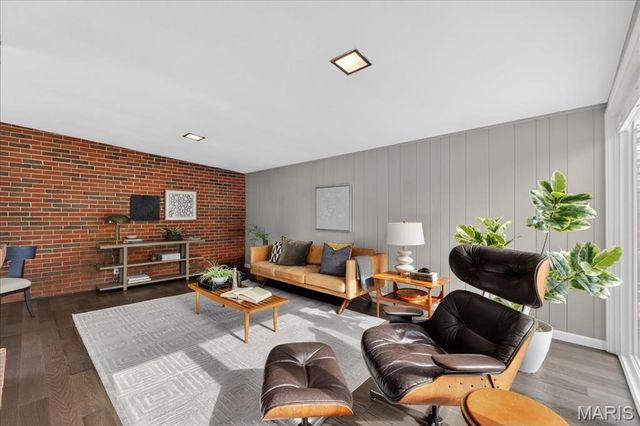 2402 Saint Giles Road, St Louis, MO 63122