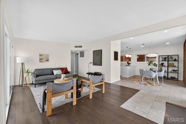 2402 Saint Giles Road, St Louis, MO 63122