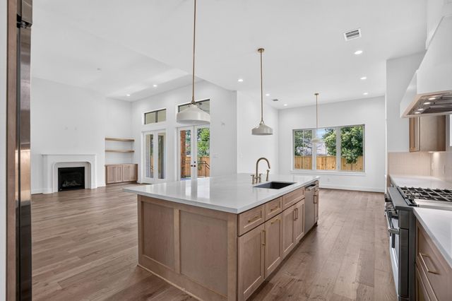 2010 Hewitt Drive, Houston, TX 77018