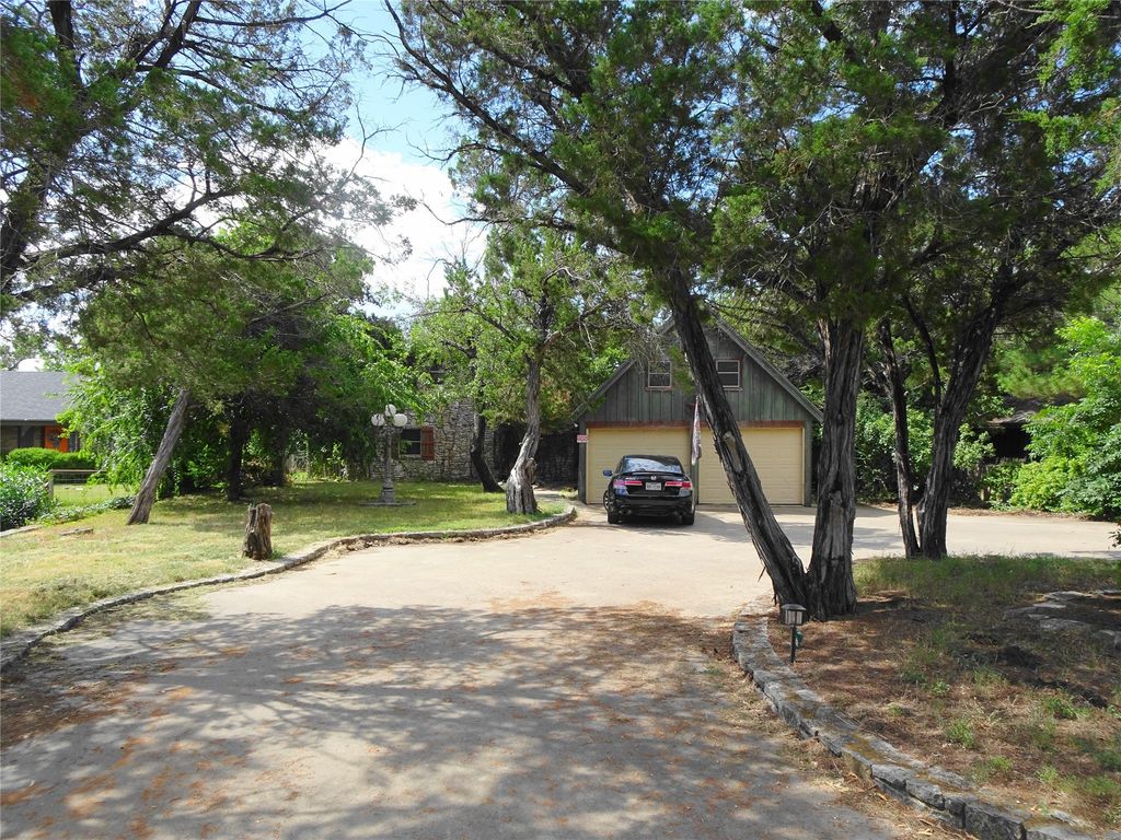 1009 Laguna Vista Court, Granbury, TX 76048