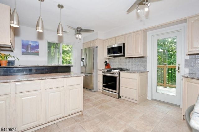 20 Linnea Pl, Ringwood Boro, NJ 07456