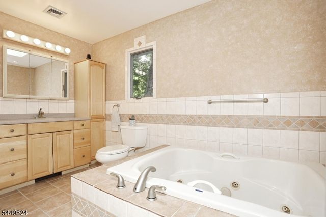 20 Linnea Pl, Ringwood Boro, NJ 07456