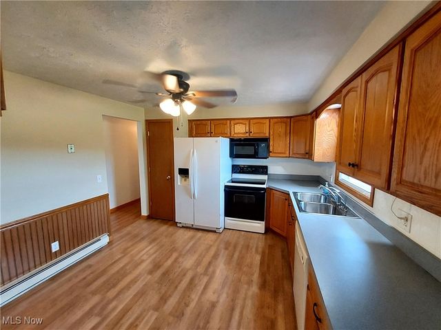 1990 Belfort Avenue NE, Louisville, OH 44641