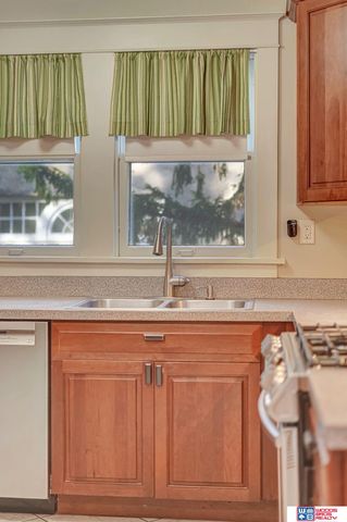 1975 B Street, Lincoln, NE 68502