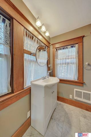 1975 B Street, Lincoln, NE 68502