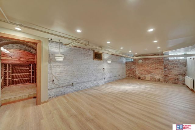 1975 B Street, Lincoln, NE 68502