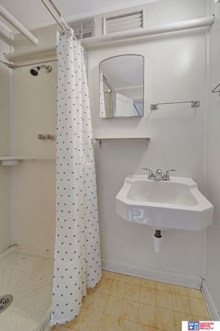 1975 B Street, Lincoln, NE 68502