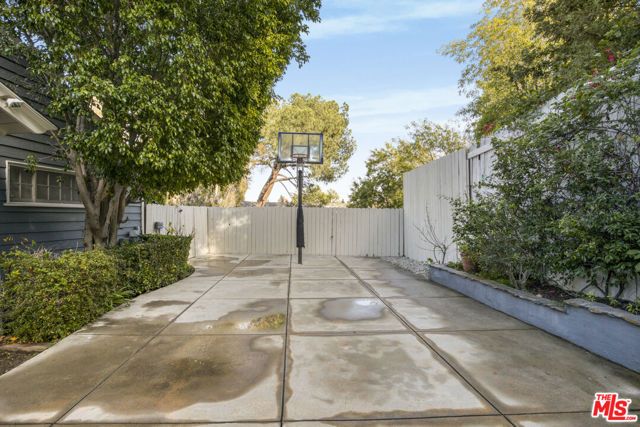 3690 Crownridge Drive, Sherman Oaks, CA 91403