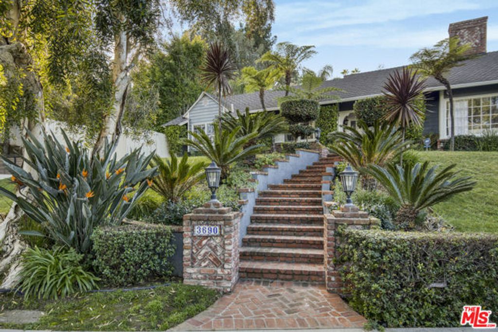 3690 Crownridge Drive, Sherman Oaks, CA 91403