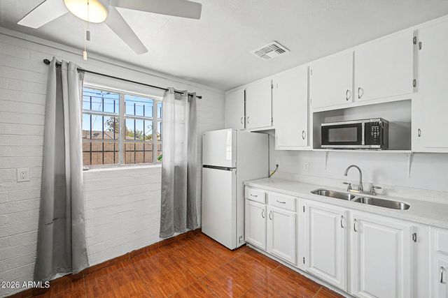 1823 E SUNLAND Avenue, Phoenix, AZ 85040