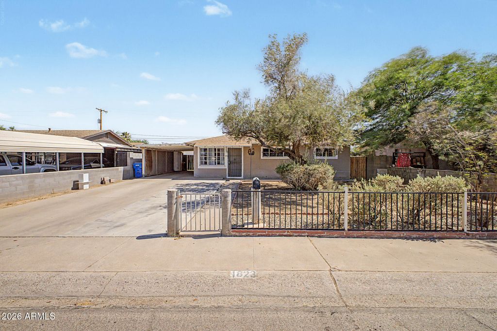 1823 E SUNLAND Avenue, Phoenix, AZ 85040