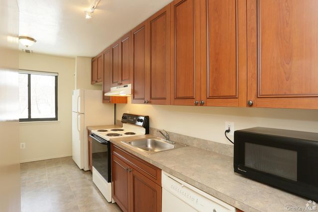 44 Route 25A 504, Smithtown, NY 11787