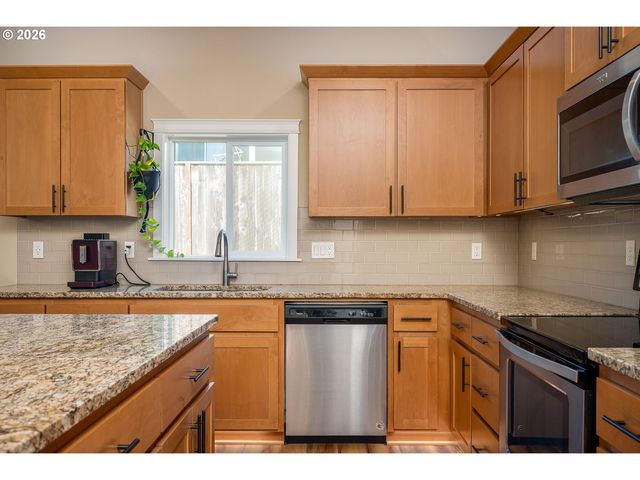 467 E JOHNSON St, Carlton, OR 97111