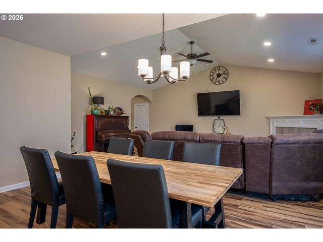 467 E JOHNSON St, Carlton, OR 97111
