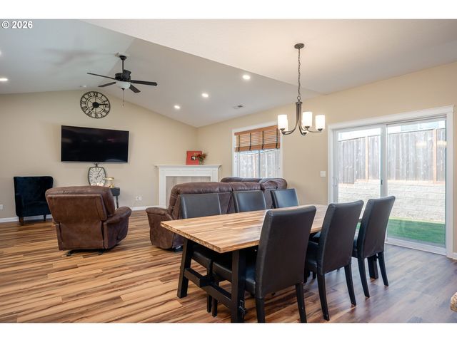 467 E JOHNSON St, Carlton, OR 97111