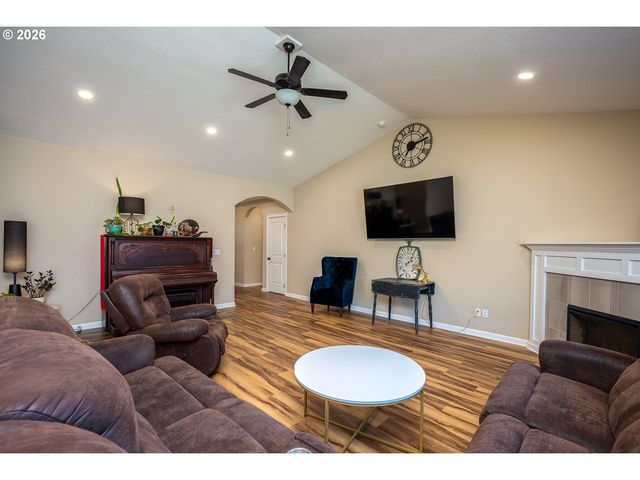 467 E JOHNSON St, Carlton, OR 97111