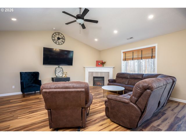 467 E JOHNSON St, Carlton, OR 97111