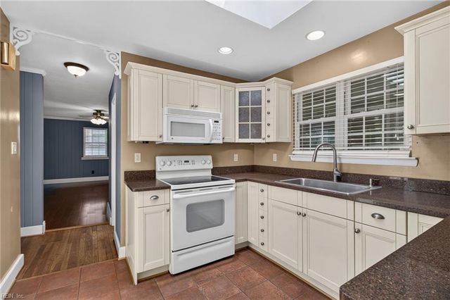 3301 Brookside LN, Portsmouth, VA 23703
