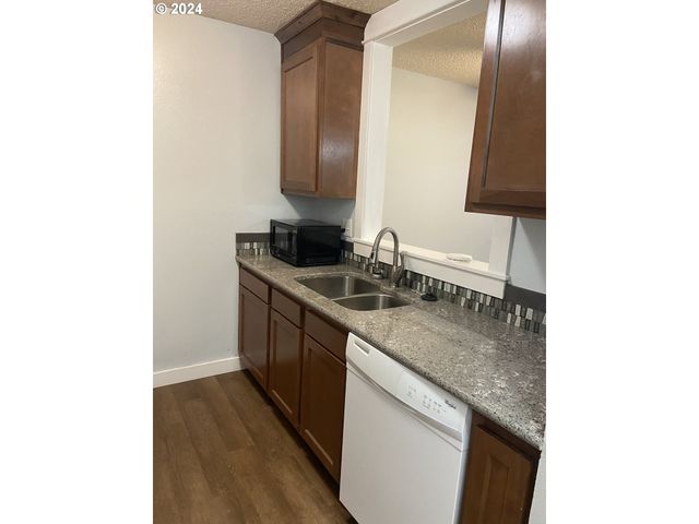 8625 Sw BRIGHTFIELD Cir, Portland, OR 97223