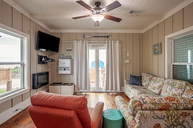 2433 Audubon Avenue, Gilchrist, TX 77617