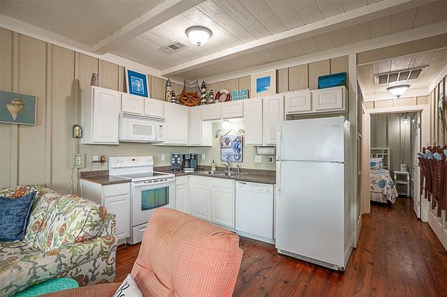 2433 Audubon Avenue, Gilchrist, TX 77617