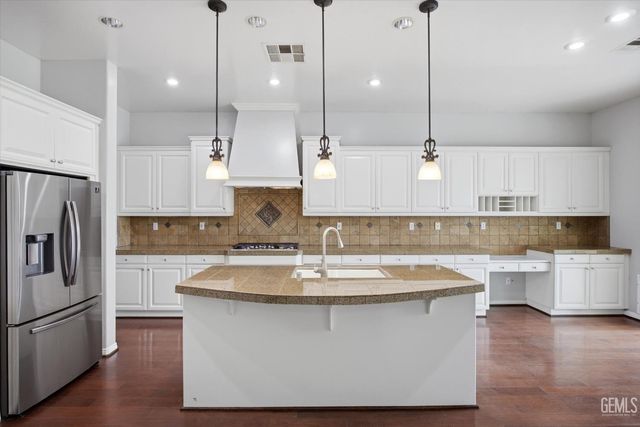 9406 Kingsmill Lane, Bakersfield, CA 93312