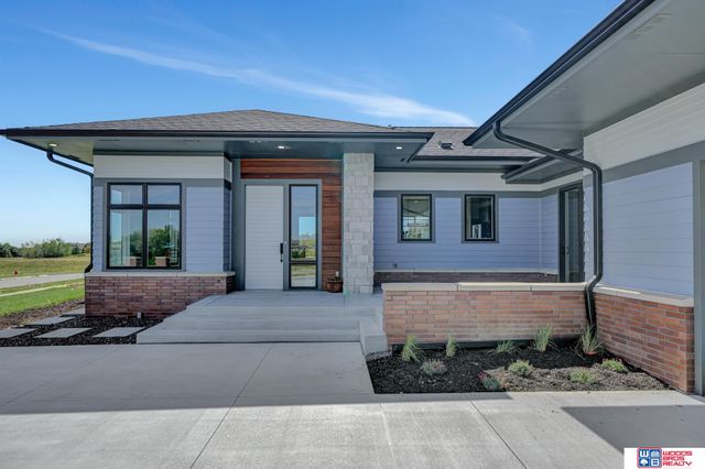 901 Pine Grove Lane, Lincoln, NE 68521