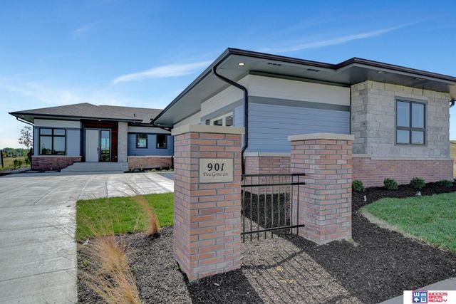 901 Pine Grove Lane, Lincoln, NE 68521