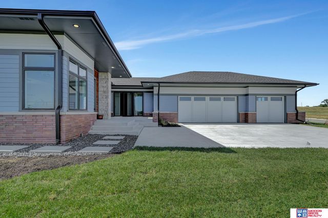 901 Pine Grove Lane, Lincoln, NE 68521