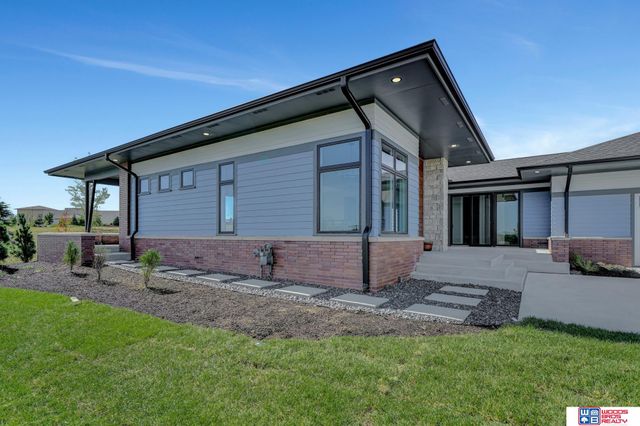901 Pine Grove Lane, Lincoln, NE 68521