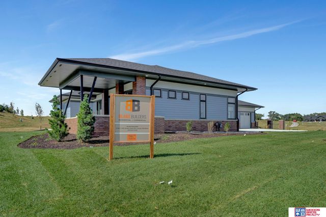901 Pine Grove Lane, Lincoln, NE 68521