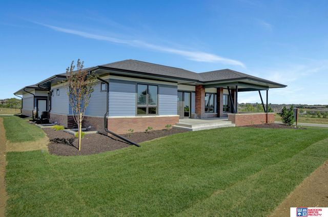 901 Pine Grove Lane, Lincoln, NE 68521