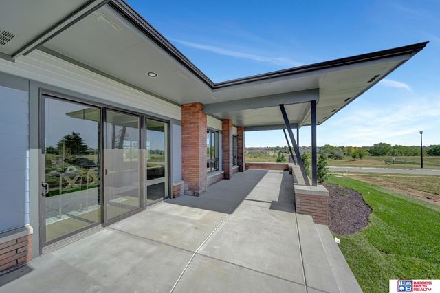 901 Pine Grove Lane, Lincoln, NE 68521