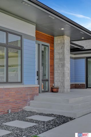 901 Pine Grove Lane, Lincoln, NE 68521