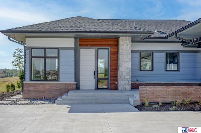 901 Pine Grove Lane, Lincoln, NE 68521