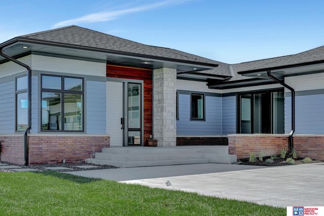 901 Pine Grove Lane, Lincoln, NE 68521