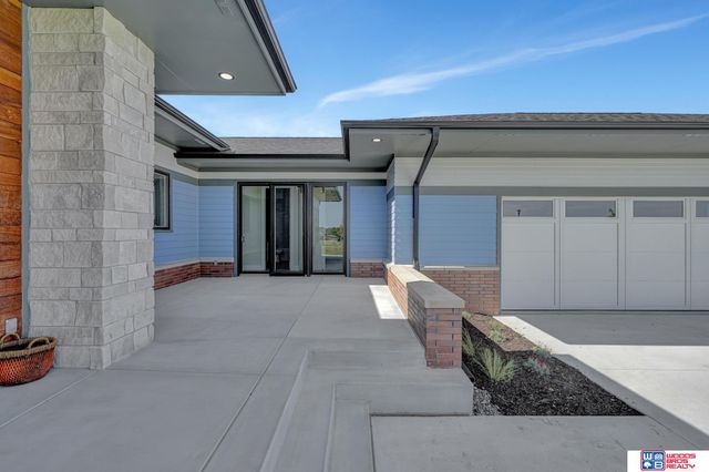 901 Pine Grove Lane, Lincoln, NE 68521