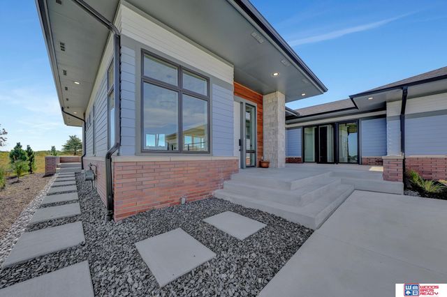 901 Pine Grove Lane, Lincoln, NE 68521