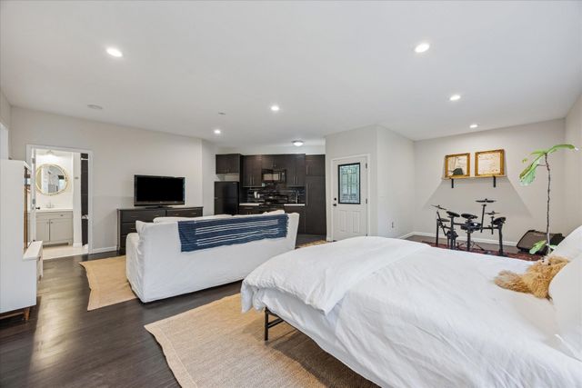 6809 Meadow CIR, Austin, TX 78745