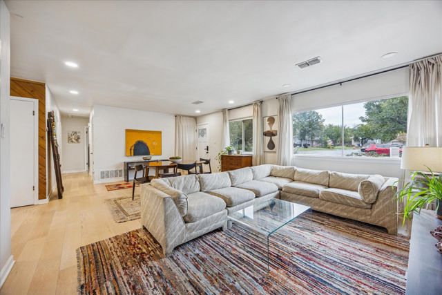 6809 Meadow CIR, Austin, TX 78745