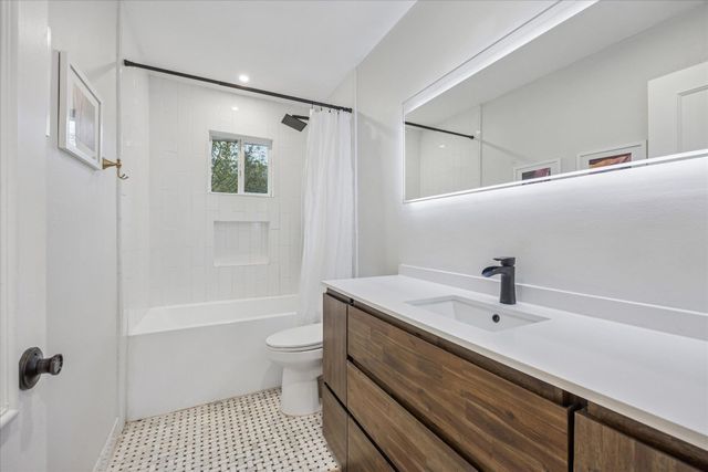 6809 Meadow CIR, Austin, TX 78745