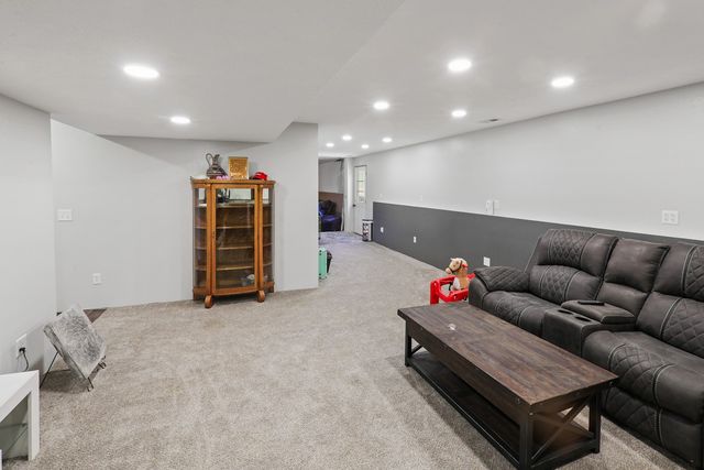 1075 Highway T17 Highway, Pella, IA 50219