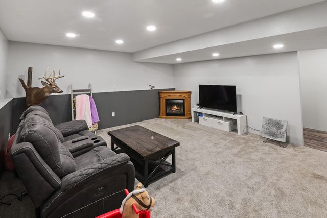 1075 Highway T17 Highway, Pella, IA 50219