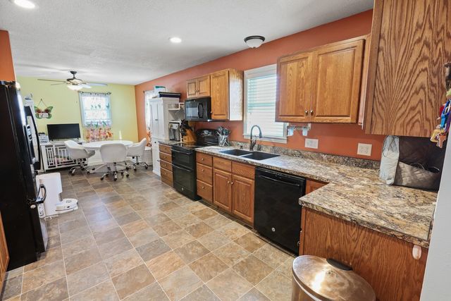 1075 Highway T17 Highway, Pella, IA 50219