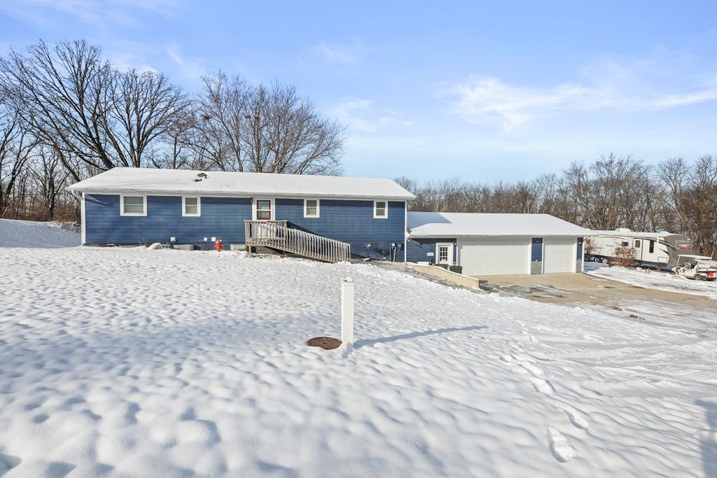 1075 Highway T17 Highway, Pella, IA 50219