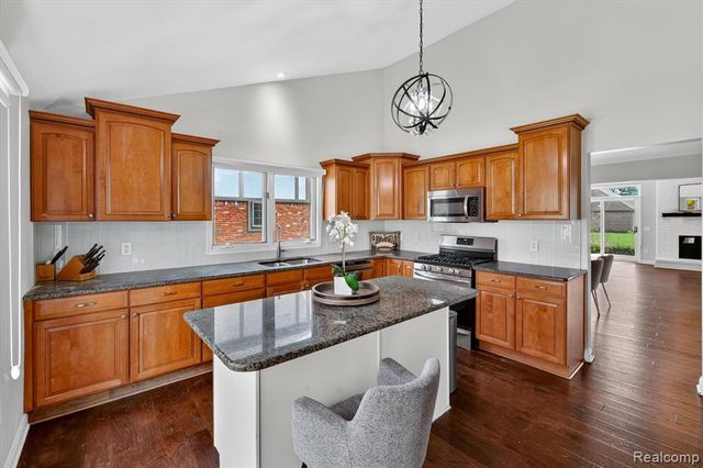 2354 Erickson Drive, Troy, MI 48085