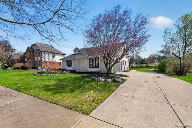 2354 Erickson Drive, Troy, MI 48085