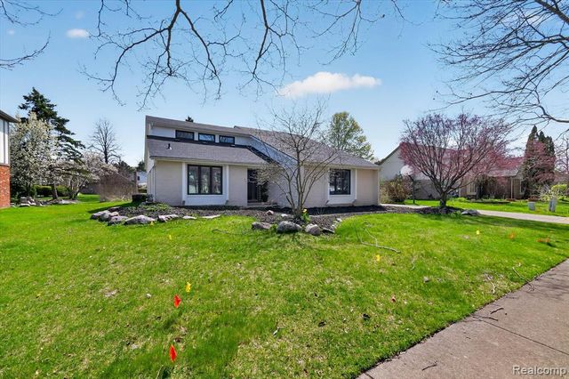 2354 Erickson Drive, Troy, MI 48085